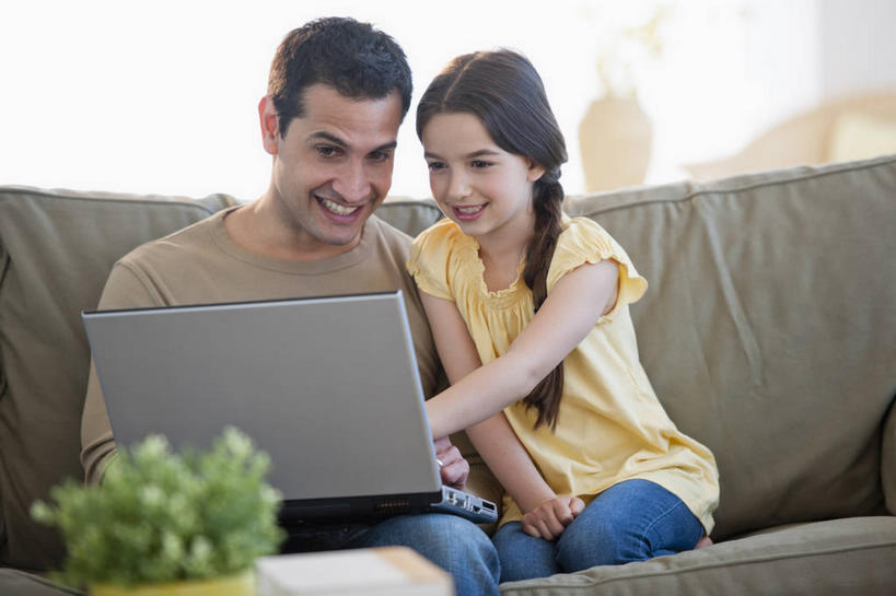 西方人,儿童,中年人,两个人,家庭,父亲,女儿,客厅,坐,笑,微笑,露齿笑,横图,室内,白天,正面,纯洁,电脑,笔记本电脑,植物,沙发,欧洲,欧洲人,敲打,阴影,服装,裤子,朦胧,模糊,反射,网络,盆栽,影子,盆景,注视,牛仔裤,休闲装,输入,通讯设备,小孩,衣服,黄色,绿色,自然,打字,观察,看,休闲,温暖,温馨,父女,一家人,休闲服,父爱,可爱,童年,童趣,服饰,生长,成长,观看,点击,敲击,和睦,察看,无线,起居室,关注,通信设备,无线网络,布艺沙发,无线上网,便携式电脑,童真,烂漫,无邪,客堂,天真,按键,手提电脑,男人,男性,女孩,中年男性,白种人,孩子,坐着,半身,彩图,融洽,女生