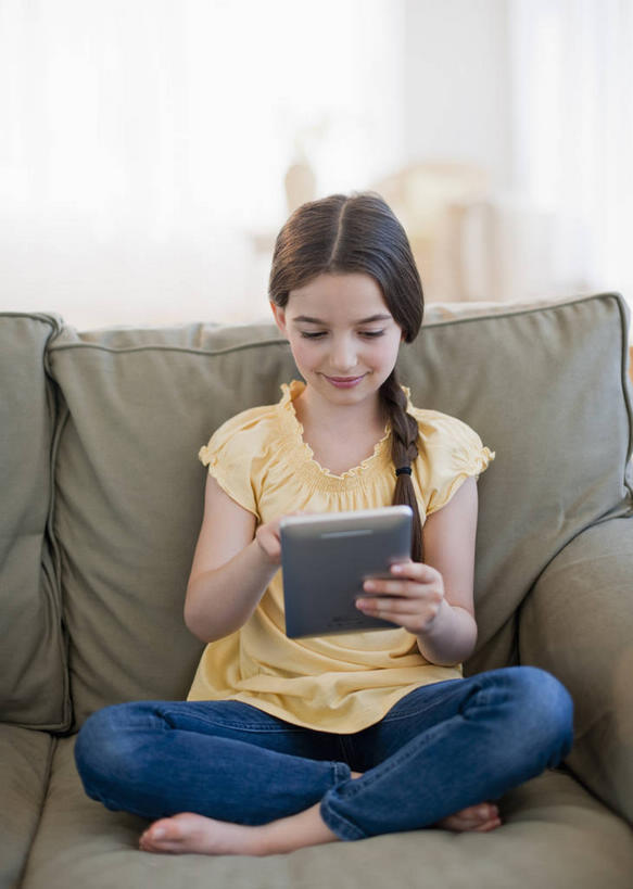 西方人,儿童,一个人,客厅,坐,笑,摸,盘腿,微笑,竖图,室内,白天,正面,纯洁,电脑,笔记本电脑,沙发,欧洲,欧洲人,仅一个女性,仅一个人,抚摸,握,阴影,服装,裤子,反射,网络,影子,拿,拿着,注视,牛仔裤,休闲装,通讯设备,小孩,衣服,黄色,低头,观察,看,仅一个小孩,休闲,休闲服,可爱,童年,童趣,握着,服饰,观看,察看,无线,起居室,关注,通信设备,无线网络,布艺沙发,无线上网,便携式电脑,童真,平板电脑,烂漫,无邪,垂头,客堂,天真,手提电脑,女孩,女人,女性,白种人,孩子,触摸,接触,盘腿而坐,盘膝,盘着腿的,盘着腿坐,双腿交叉,坐着,彩图,全身,女生