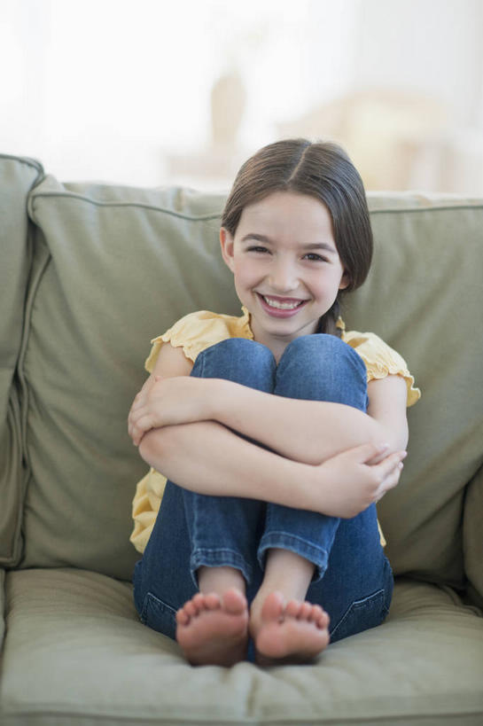 西方人,儿童,一个人,客厅,坐,笑,微笑,露齿笑,竖图,室内,白天,正面,纯洁,沙发,欧洲,欧洲人,仅一个女性,仅一个人,阴影,服装,裤子,反射,影子,注视,牛仔裤,休闲装,光脚,小孩,衣服,黄色,观察,看,仅一个小孩,休闲,赤脚,休闲服,可爱,童年,童趣,服饰,抱膝,观看,察看,起居室,关注,布艺沙发,童真,烂漫,无邪,客堂,天真,女孩,女人,女性,白种人,孩子,坐着,彩图,全身,女生