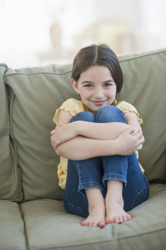 西方人,儿童,一个人,客厅,坐,笑,微笑,竖图,室内,白天,正面,纯洁,沙发,欧洲,欧洲人,仅一个女性,仅一个人,阴影,服装,裤子,反射,影子,注视,牛仔裤,休闲装,光脚,小孩,衣服,黄色,观察,看,仅一个小孩,休闲,赤脚,休闲服,可爱,童年,童趣,服饰,抱膝,观看,察看,起居室,关注,布艺沙发,童真,烂漫,无邪,客堂,天真,女孩,女人,女性,白种人,孩子,坐着,彩图,全身,女生