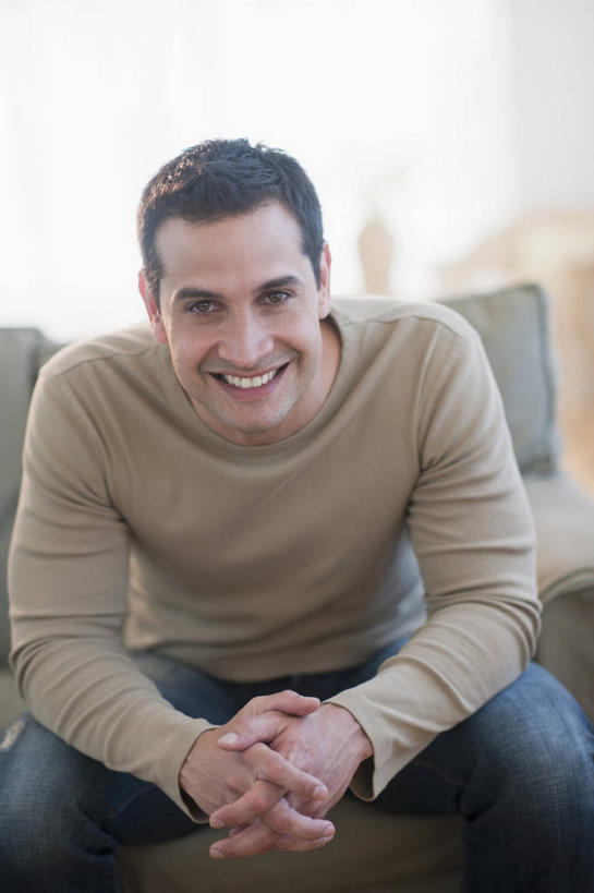 西方人,一个人,客厅,坐,笑,双手交叉,微笑,露齿笑,竖图,室内,白天,正面,沙发,欧洲,欧洲人,仅一个男性,仅一个人,仅一个中年男性,握,阴影,服装,裤子,朦胧,模糊,反射,影子,注视,牛仔裤,休闲装,衣服,观察,看,休闲,休闲服,握着,服饰,观看,察看,起居室,关注,布艺沙发,客堂,男人,男性,中年男性,白种人,十字手,坐着,半身,彩图