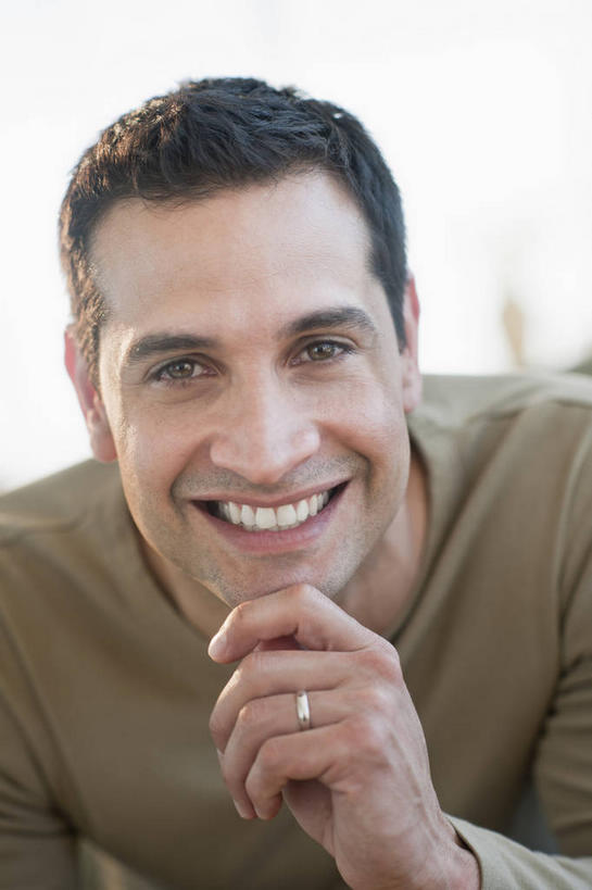 西方人,一个人,坐,笑,微笑,露齿笑,竖图,室内,白天,正面,爱情,欧洲,欧洲人,仅一个男性,仅一个人,仅一个中年男性,撑,阴影,服装,朦胧,模糊,反射,影子,浪漫,托腮,注视,休闲装,装饰品,衣服,戒指,饰品,首饰,观察,看,托,休闲,休闲服,恩爱,服饰,观看,信物,察看,权利,关注,托下巴,手饰,单手托腮,男人,男性,中年男性,白种人,坐着,半身,彩图