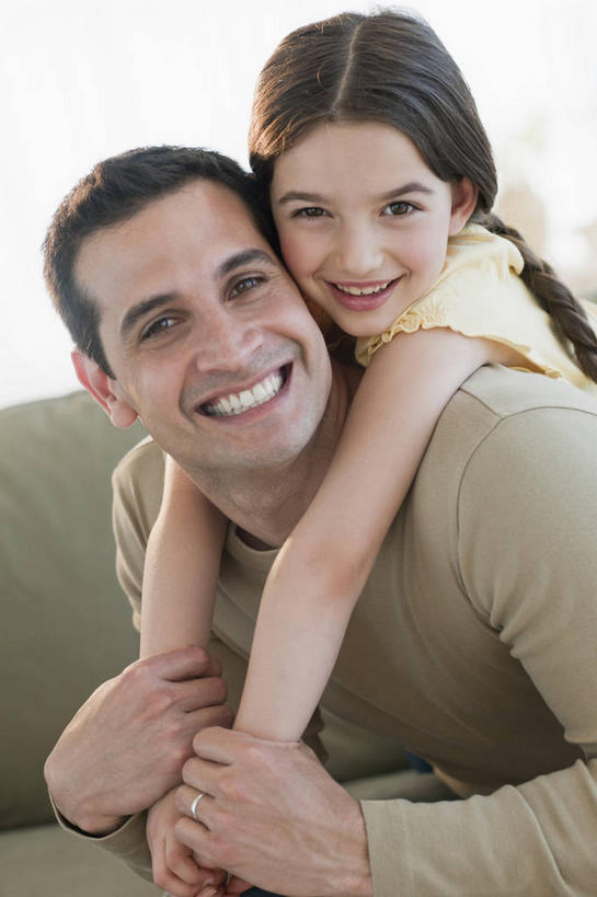 西方人,儿童,中年人,背,两个人,家庭,父亲,女儿,客厅,坐,握手,笑,微笑,露齿笑,竖图,室内,白天,正面,纯洁,沙发,欧洲,欧洲人,阴影,服装,反射,影子,注视,休闲装,小孩,衣服,背着,观察,看,休闲,温暖,温馨,父女,一家人,休闲服,父爱,可爱,童年,童趣,服饰,观看,和睦,察看,起居室,关注,布艺沙发,童真,烂漫,无邪,背负,客堂,天真,男人,男性,女孩,中年男性,白种人,孩子,搀手,拉手,手搀手,手拉手,手牵手,手握手,坐着,半身,彩图,融洽,女生