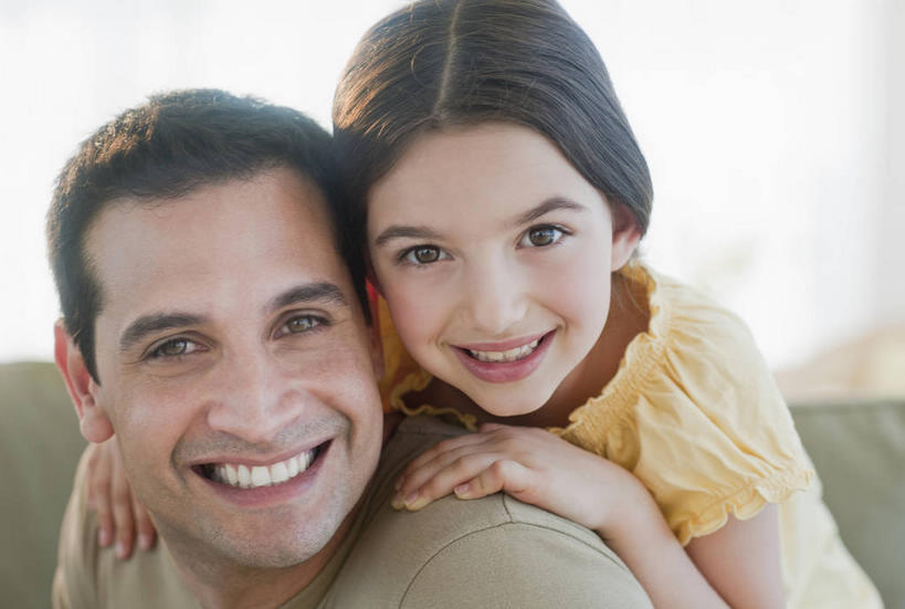 西方人,儿童,中年人,脸,头,脸颊,两个人,家庭,父亲,女儿,客厅,坐,笑,微笑,露齿笑,横图,室内,特写,白天,正面,纯洁,沙发,欧洲,欧洲人,阴影,服装,反射,影子,依偎,注视,休闲装,肩膀,小孩,衣服,黄色,观察,看,靠,靠着,倚靠,休闲,温暖,温馨,父女,一家人,休闲服,父爱,可爱,童年,童趣,服饰,观看,和睦,察看,起居室,倚着,关注,布艺沙发,童真,烂漫,无邪,依附,依赖,投靠,客堂,天真,男人,男性,女孩,中年男性,白种人,孩子,头部,脸部,脸蛋,面部,坐着,半身,彩图,融洽,女生