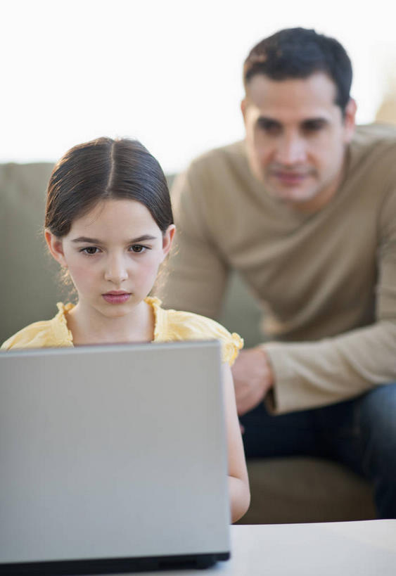 西方人,儿童,中年人,两个人,家庭,父亲,女儿,客厅,坐,笑,微笑,竖图,室内,白天,正面,纯洁,电脑,笔记本电脑,沙发,桌子,欧洲,欧洲人,阴影,服装,反射,网络,木制,影子,茶几,注视,休闲装,通讯设备,小孩,衣服,黄色,木制品,观察,看,休闲,温暖,温馨,父女,一家人,休闲服,父爱,可爱,童年,童趣,服饰,观看,一台,和睦,察看,无线,起居室,关注,通信设备,无线网络,布艺沙发,无线上网,便携式电脑,童真,烂漫,无邪,客堂,天真,手提电脑,男人,男性,女孩,中年男性,白种人,孩子,坐着,半身,彩图,融洽,女生