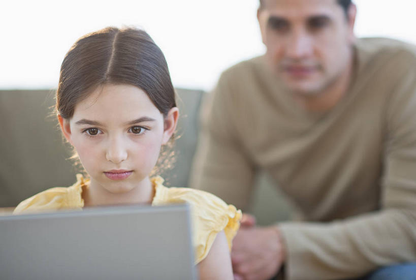 西方人,儿童,中年人,两个人,家庭,父亲,女儿,客厅,坐,笑,微笑,横图,室内,白天,正面,纯洁,电脑,笔记本电脑,沙发,桌子,欧洲,欧洲人,阴影,服装,朦胧,模糊,反射,网络,木制,影子,茶几,注视,休闲装,通讯设备,小孩,衣服,黄色,木制品,观察,看,休闲,温暖,温馨,父女,一家人,休闲服,父爱,可爱,童年,童趣,服饰,观看,一台,和睦,察看,无线,起居室,关注,通信设备,无线网络,布艺沙发,无线上网,便携式电脑,童真,烂漫,无邪,客堂,天真,手提电脑,男人,男性,女孩,中年男性,白种人,孩子,坐着,半身,彩图,融洽,女生