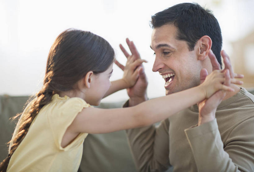 西方人,儿童,中年人,两个人,家庭,父亲,女儿,客厅,坐,握手,笑,微笑,露齿笑,横图,室内,白天,侧面,纯洁,沙发,欧洲,欧洲人,阴影,服装,反射,影子,注视,休闲装,相视,小孩,衣服,黄色,观察,看,休闲,温暖,温馨,父女,一家人,面对面,休闲服,父爱,可爱,童年,童趣,服饰,观看,对视,和睦,察看,起居室,互视,关注,相对,布艺沙发,童真,烂漫,无邪,相看,客堂,天真,男人,男性,女孩,中年男性,白种人,孩子,搀手,拉手,手搀手,手拉手,手牵手,手握手,坐着,半身,彩图,融洽,女生