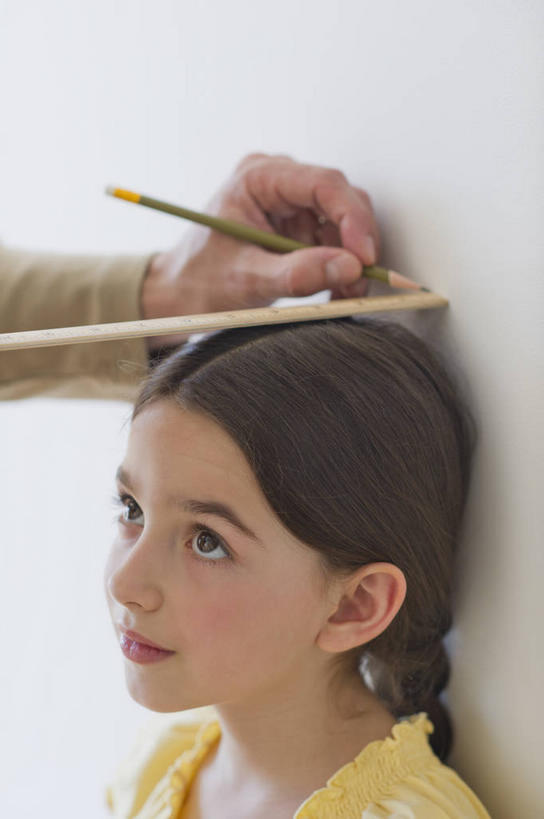 西方人,儿童,中年人,脸,头,脸颊,脖子,手,两个人,家庭,父亲,女儿,站,竖图,室内,特写,白天,侧面,纯洁,欧洲,欧洲人,握,阴影,服装,反射,测量,笔,影子,刻度,墙,办公用品,拿,拿着,注视,休闲装,肩膀,墙壁,墙面,文具,小孩,衣服,黄色,白色,尺,铅笔,塑料制品,学习用品,直尺,观察,看,站着,休闲,温暖,温馨,父女,一家人,手部,休闲服,父爱,可爱,童年,童趣,握着,服饰,观看,测量工具,单手,文具用品,尺子,和睦,察看,衡量,绘图,关注,比例,童真,烂漫,无邪,测绘,量具,量仪,塑料尺,标度,天真,男人,男性,女孩,中年男性,白种人,孩子,头部,脖,颈,颈部,脸部,脸蛋,面部,站立,半身,彩图,融洽,女生