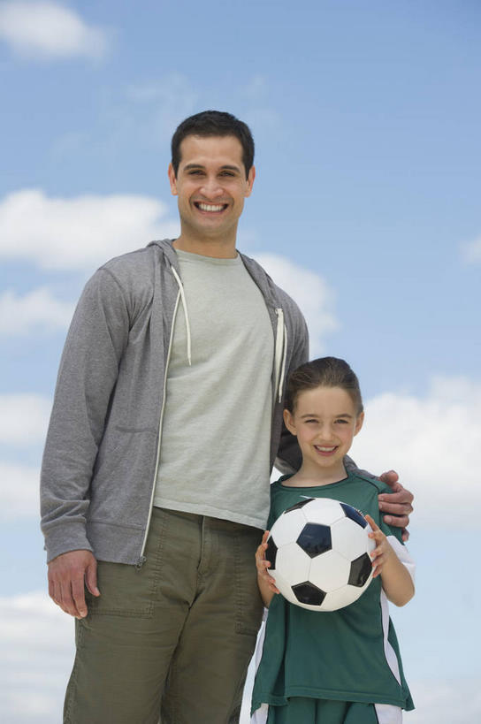 西方人,儿童,中年人,两个人,家庭,父亲,女儿,站,抱,笑,微笑,露齿笑,竖图,室外,白天,仰视,纯洁,足球,欧洲,欧洲人,握,阴影,服装,光线,影子,云,云朵,足球装备,拿,云彩,拿着,注视,休闲装,运动器械,一个,小孩,衣服,蓝色,绿色,白云,蓝天,天空,阳光,天,观察,看,站着,休闲,温暖,温馨,父女,一家人,休闲服,健身器械,父爱,可爱,童年,童趣,握着,服饰,晴朗,单个,抱着,观看,和睦,察看,搂着,关注,健身器材,童真,烂漫,无邪,蹴鞠,天真,足球运动,男人,男性,女孩,中年男性,白种人,孩子,晴空,怀抱,搂,搂抱,相抱,拥抱,站立,半身,彩图,低角度拍摄,融洽,运动器材,女生