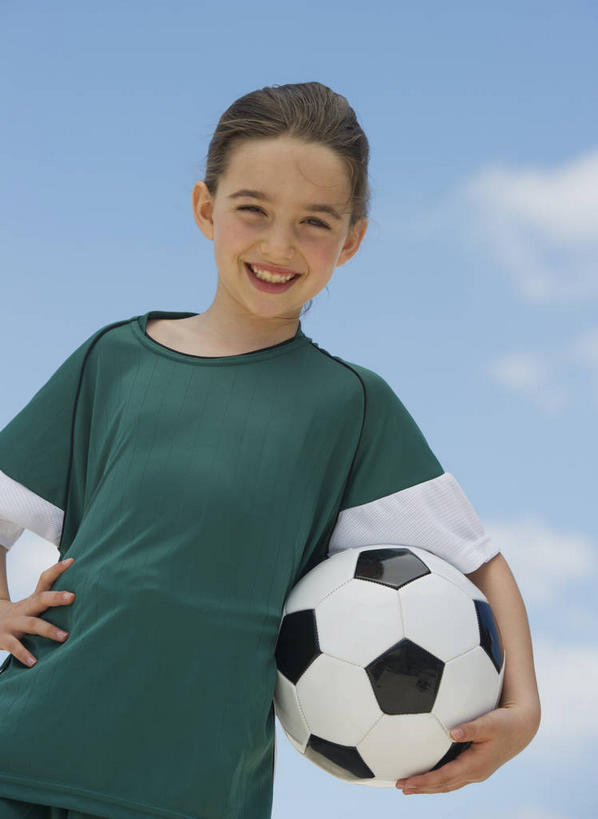 西方人,儿童,一个人,站,笑,微笑,露齿笑,竖图,室外,白天,正面,运动服,纯洁,足球,欧洲,欧洲人,仅一个女性,仅一个人,握,阴影,服装,光线,影子,云,云朵,足球装备,拿,云彩,拿着,注视,运动器械,手叉腰,一个,小孩,衣服,蓝色,绿色,白云,蓝天,天空,阳光,天,叉腰,观察,看,站着,仅一个小孩,健身器械,可爱,童年,童趣,握着,服饰,晴朗,单个,观看,察看,衣着,穿着,关注,健身器材,童真,烂漫,无邪,蹴鞠,衣饰,单手叉腰,天真,足球运动,女孩,女人,女性,白种人,孩子,晴空,站立,半身,彩图,运动器材,女生,运动装