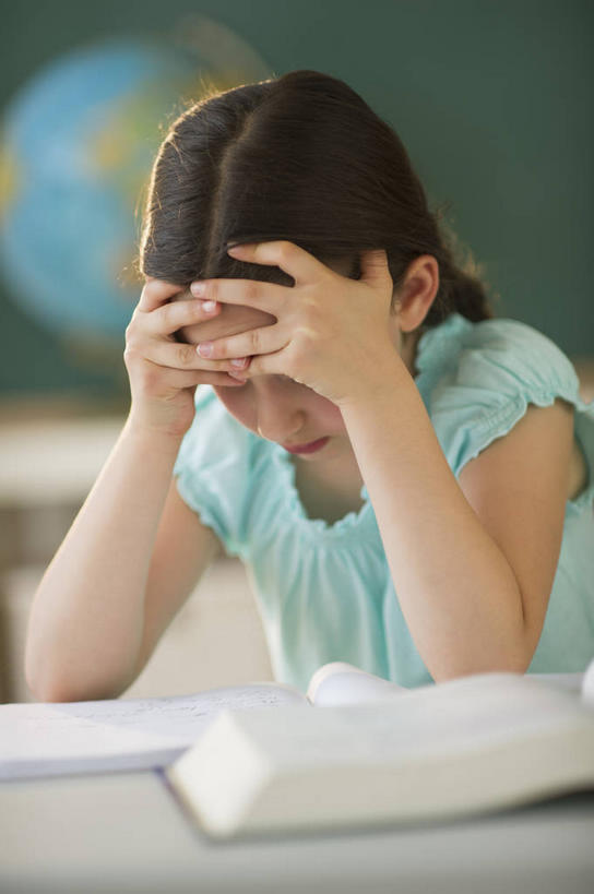 西方人,儿童,一个人,学校,坐,闭眼,竖图,室内,白天,正面,失败,纯洁,仪器,海洋,桌子,地图,书籍,欧洲,欧洲人,仅一个女性,仅一个人,撑,阴影,服装,沮丧,朦胧,模糊,反射,网格,地球仪,线条,影子,世界地图,地球,陆地,记事本,全球,托腮,休闲装,书桌,校园,球,小孩,衣服,本子,笔记本,经纬线,课桌,模型,黑板,托,仅一个小孩,休闲,教室,难受,球体,休闲服,可爱,童年,童趣,无奈,教学,地理,国家,服饰,失望,悲伤,大陆,世界,伤心,难过,托下巴,失落,纬线,版图,经线,童真,烂漫,无邪,颓废,经纬仪,地理学,挫败,受挫,落败,落空,错过,失足,失意,失策,失算,颓丧,衰颓,悲哀,懊丧,颓靡,气馁,丧气,耐磨,教学黑板,双手托腮,败北,挫折,失利,天真,女孩,女人,女性,白种人,孩子,书,图书,闭眼睛,闭着眼,闭着眼睛,坐着,半身,彩图,大洋,大洲,女生