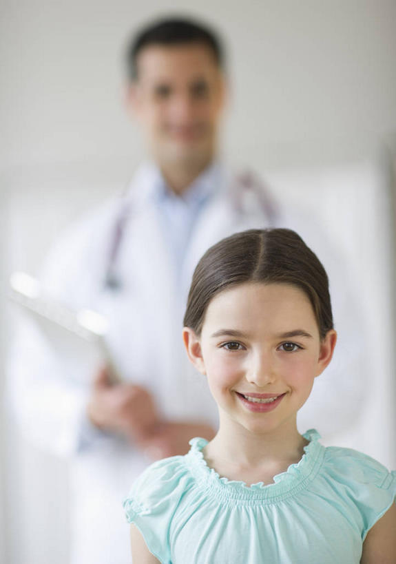 西方人,儿童,两个人,医生,病人,医院,站,笑,微笑,露齿笑,竖图,室内,白天,正面,工作服,制服,纯洁,欧洲,欧洲人,握,服装,朦胧,模糊,材料,档案,文件,纸,拿,拿着,注视,休闲装,小孩,衣服,白色,手稿,听诊器,资料,观察,记录,看,站着,医护人员,医疗人员,休闲,休闲服,可爱,童年,童趣,握着,服饰,观看,证明,察看,医疗设备,白大褂,关注,文档,病患,医疗器械,医疗工具,童真,烂漫,无邪,医疗机构,记载,工作制服,记实,纪录,检测工具,天真,男人,男性,女孩,女人,女性,中年男性,白种人,孩子,大夫,患者,就医者,站立,半身,彩图,工作套服,病院,诊所,病历,女生