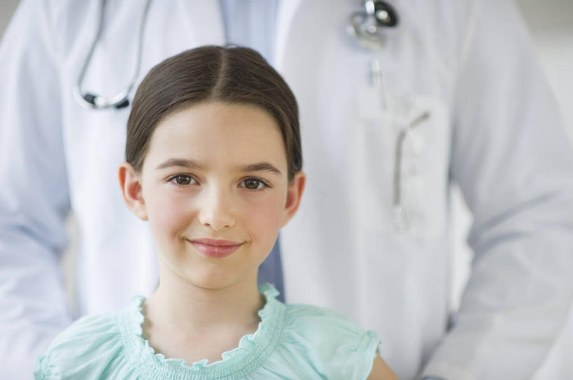 西方人,儿童,两个人,医生,病人,医院,站,笑,微笑,横图,室内,白天,正面,工作服,制服,纯洁,欧洲,欧洲人,服装,朦胧,模糊,注视,休闲装,小孩,衣服,白色,听诊器,观察,看,站着,医护人员,医疗人员,休闲,休闲服,可爱,童年,童趣,服饰,观看,察看,医疗设备,白大褂,关注,病患,医疗器械,医疗工具,童真,烂漫,无邪,医疗机构,工作制服,检测工具,天真,男人,男性,女孩,女人,女性,中年男性,白种人,孩子,大夫,患者,就医者,站立,半身,彩图,工作套服,病院,诊所,女生