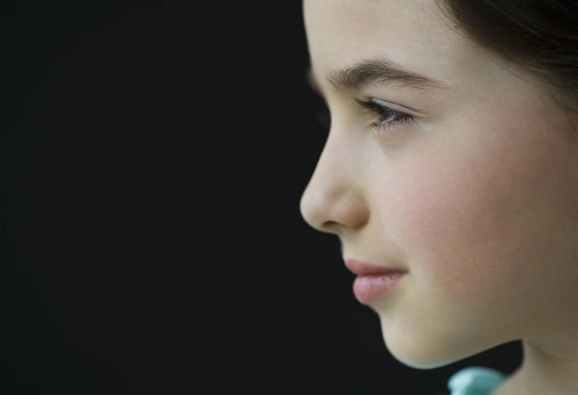 西方人,儿童,脸,头,眼睛,脸颊,眉毛,睫毛,一个人,笑,微笑,横图,室内,特写,白天,侧面,纯洁,欧洲,欧洲人,瞳孔,仅一个女性,仅一个人,黑色背景,服装,注视,休闲装,小孩,衣服,观察,看,仅一个小孩,休闲,休闲服,可爱,童年,童趣,眼部,摄影,服饰,影棚,观看,察看,关注,童真,烂漫,无邪,天真,女孩,女人,女性,白种人,孩子,头部,睫,脸部,脸蛋,眉,面部,眼,眼睫毛,眼眉,半身,彩图,影棚拍摄,拍摄,眼眉毛,女生