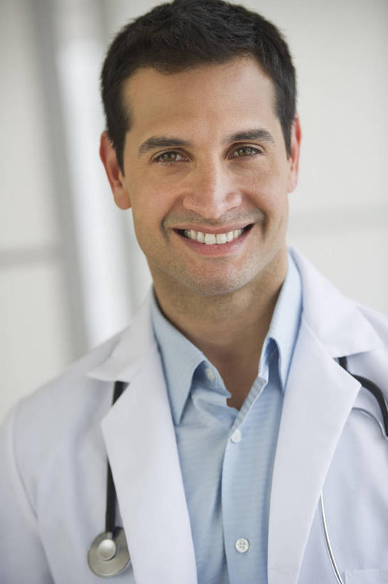 西方人,一个人,医生,医院,站,笑,微笑,露齿笑,竖图,室内,白天,正面,工作服,制服,欧洲,欧洲人,仅一个男性,仅一个人,仅一个中年男性,阴影,朦胧,模糊,反射,影子,注视,白色,听诊器,观察,看,站着,医护人员,医疗人员,观看,察看,医疗设备,白大褂,关注,医疗器械,医疗工具,医疗机构,工作制服,检测工具,男人,男性,中年男性,白种人,大夫,站立,半身,彩图,工作套服,病院,诊所