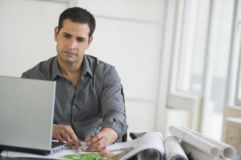 西方人,一个人,商务人士,商务男性,办公室,坐,横图,室内,白天,正面,衬衫,电脑,笔记本电脑,窗户,家具,桌子,欧洲,欧洲人,仅一个男性,仅一个人,仅一个中年男性,握,阴影,套装,朦胧,模糊,反射,网络,笔,图纸,影子,办公桌,办公用品,设计图,拿,拿着,注视,通讯设备,水笔,玻璃窗,文具,学习用品,观察,看,握着,观看,文具用品,察看,无线,书写,关注,通信设备,商务装,无线网络,工程图,草图,蓝图,无线上网,便携式电脑,工薪阶层,办公家具,手提电脑,男人,男性,中年男性,白种人,白领,上班族,设计,坐着,半身,彩图,衬衣