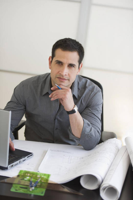 西方人,一个人,商务人士,商务男性,办公室,坐,笑,微笑,竖图,室内,白天,正面,衬衫,电脑,笔记本电脑,家具,桌子,欧洲,欧洲人,仅一个男性,仅一个人,仅一个中年男性,撑,敲打,握,套装,时间,网络,笔,时钟,手表,图纸,办公桌,办公用品,设计图,拿,计时,拿着,托腮,注视,输入,通讯设备,水笔,文具,学习用品,钟表,打字,观察,看,托,表,握着,观看,点击,敲击,腕表,文具用品,察看,无线,关注,托下巴,通信设备,商务装,无线网络,工程图,草图,蓝图,无线上网,便携式电脑,工薪阶层,办公家具,单手托腮,按键,手提电脑,男人,男性,中年男性,白种人,白领,上班族,设计,钟,坐着,半身,彩图,衬衣