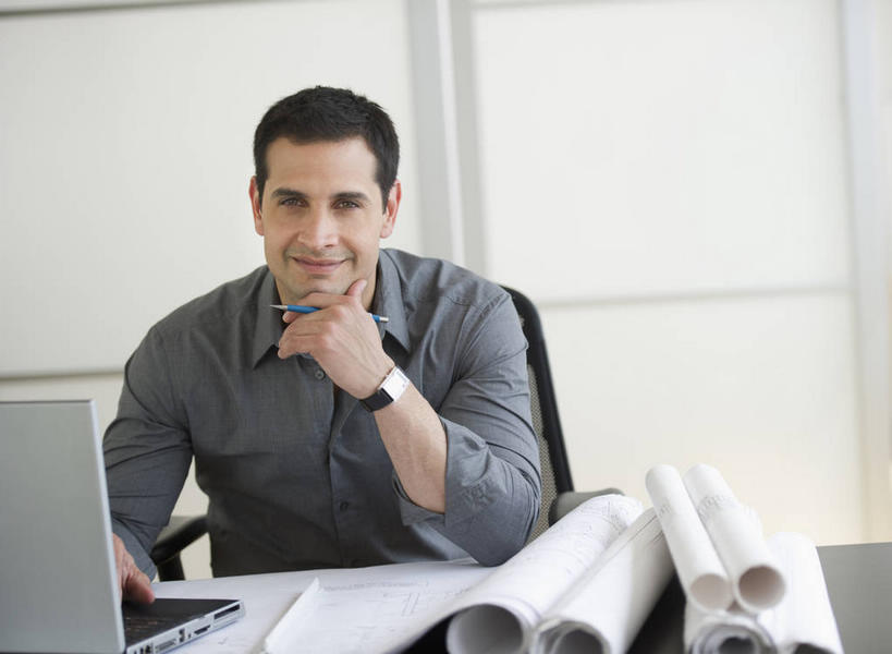 西方人,一个人,商务人士,商务男性,办公室,坐,笑,微笑,横图,室内,白天,正面,衬衫,电脑,笔记本电脑,家具,桌子,欧洲,欧洲人,仅一个男性,仅一个人,仅一个中年男性,撑,敲打,握,套装,时间,网络,笔,时钟,手表,图纸,办公桌,办公用品,设计图,拿,计时,拿着,托腮,注视,输入,通讯设备,水笔,文具,学习用品,钟表,打字,观察,看,托,表,握着,观看,点击,敲击,腕表,文具用品,察看,无线,关注,托下巴,通信设备,商务装,无线网络,工程图,草图,蓝图,无线上网,便携式电脑,工薪阶层,办公家具,单手托腮,按键,手提电脑,男人,男性,中年男性,白种人,白领,上班族,设计,钟,坐着,半身,彩图,衬衣