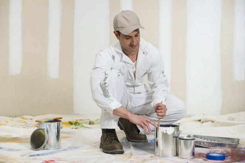 西方人,一个人,蹲,横图,室内,白天,正面,工作服,制服,装修,帽子,金属制品,欧洲,欧洲人,仅一个男性,仅一个人,仅一个中年男性,握,阴影,服装,装饰,反射,金属,材料,罐子,影子,墙,凌乱,拿,拿着,注视,运动帽,装潢,墙壁,墙面,工人,衣服,瓶子,低头,观察,看,鸭舌帽,握着,服饰,观看,油漆,保护,涂料,察看,混乱,衣着,穿着,关注,垂头,工作制服,衣饰,纷乱,缭乱,庞杂,男人,男性,中年男性,白种人,蹲着,彩图,全身,工作套服