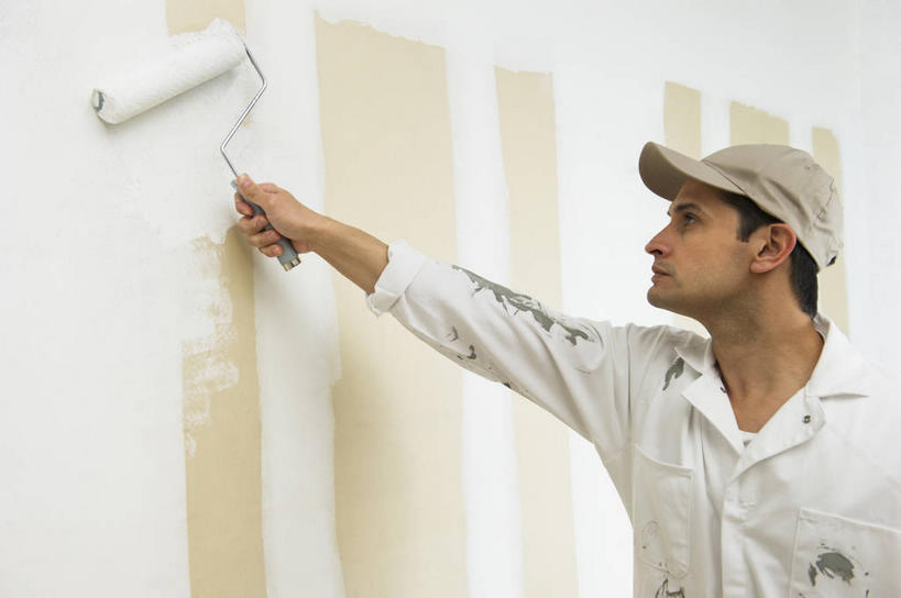 西方人,一个人,站,举,横图,室内,白天,正面,工作服,制服,装修,帽子,欧洲,欧洲人,仅一个男性,仅一个人,仅一个中年男性,握,阴影,服装,反射,影子,墙,拿,拿着,注视,运动帽,装潢,墙壁,墙面,工人,衣服,粉刷,刷子,观察,看,托,站着,鸭舌帽,握着,服饰,观看,油漆,滚筒刷,涂料,察看,衣着,穿着,关注,滚刷,工作制服,衣饰,男人,男性,中年男性,白种人,举起,举手,举着,向上举,向上伸,向上托,站立,半身,彩图,工作套服,滚筒