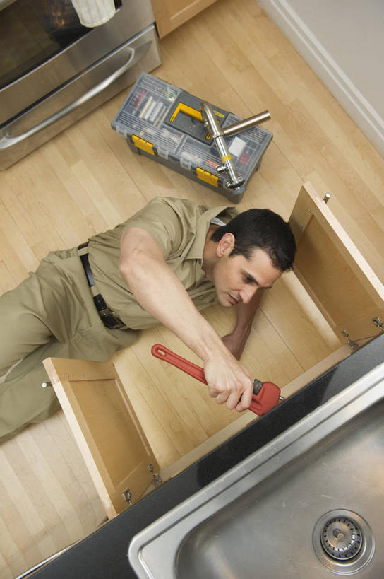 西方人,一个人,躺,竖图,俯视,室内,白天,工作服,制服,厨房,柜子,欧洲,欧洲人,仅一个男性,仅一个人,仅一个中年男性,连接,握,组合,弯曲,工具,钳子,水槽,水龙头,储物柜,拿,拿着,注视,加工,水斗,开关,工人,容器,箱子,打开,观察,看,工具箱,握着,观看,储藏,老虎钳,链接,固定,阀门,五金,察看,紧固,开启,储存,关注,拼接,剪断,拼凑,扭转,拼合,凑集,聚合,撮合,链结,牢固,夹持,水咀,工作制服,储备,蕴藏,贮备,卧着,男人,男性,中年男性,白种人,躺着,卧,半身,彩图,高角度拍摄,工作套服,灶间,贮存