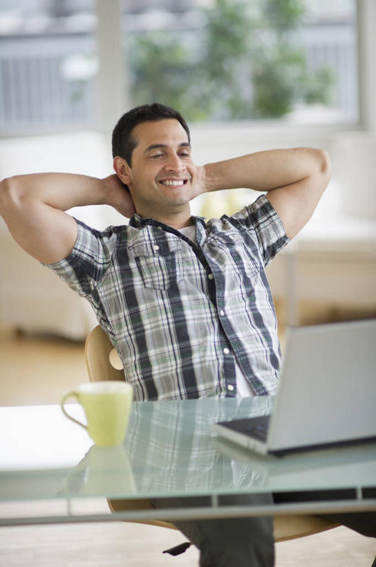 西方人,一个人,坐,笑,微笑,露齿笑,竖图,室内,白天,正面,电脑,笔记本电脑,植物,窗户,桌子,杯子,玻璃,欧洲,欧洲人,仅一个男性,仅一个人,仅一个中年男性,抱头,阴影,服装,朦胧,模糊,反射,网络,影子,陶瓷,陶瓷制品,注视,休闲装,通讯设备,书桌,玻璃窗,玻璃制品,树,树木,衣服,绿色,自然,课桌,马克杯,水杯,观察,看,休闲,休闲服,服饰,生长,成长,观看,察看,双手抱头,无线,关注,通信设备,无线网络,无线上网,便携式电脑,捧首,捧头,手提电脑,男人,男性,中年男性,白种人,坐着,半身,彩图