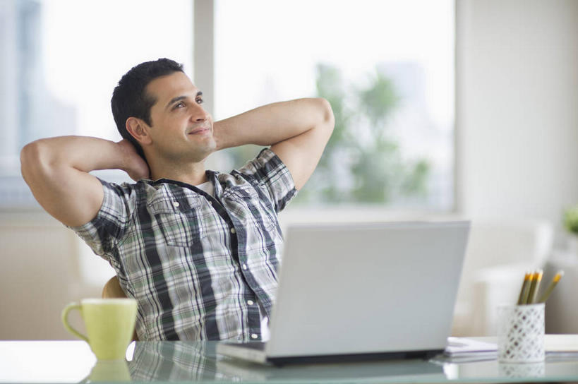 西方人,一个人,坐,笑,微笑,横图,室内,白天,正面,电脑,笔记本电脑,植物,窗户,桌子,杯子,笔筒,玻璃,欧洲,欧洲人,仅一个男性,仅一个人,仅一个中年男性,抱头,阴影,服装,朦胧,模糊,反射,网络,笔,影子,陶瓷,办公用品,陶瓷制品,注视,休闲装,通讯设备,书桌,水笔,玻璃窗,玻璃制品,文具,树,树木,衣服,绿色,自然,课桌,马克杯,容器,水杯,学习用品,观察,看,休闲,休闲服,器皿,服饰,生长,成长,观看,储藏,文具用品,察看,双手抱头,无线,储存,关注,通信设备,无线网络,无线上网,便携式电脑,捧首,捧头,插笔器具,文房用具,手提电脑,男人,男性,中年男性,白种人,坐着,半身,彩图,贮存