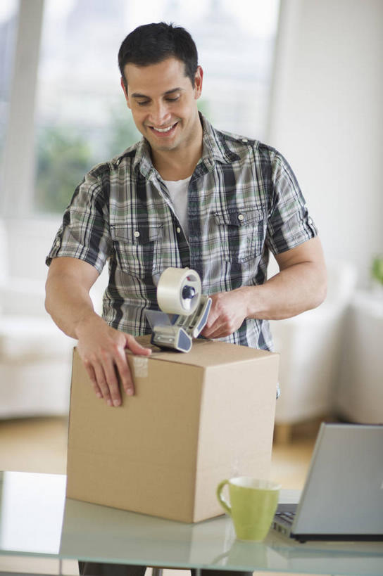 西方人,一个人,站,笑,微笑,露齿笑,竖图,室内,白天,正面,电脑,笔记本电脑,植物,窗户,桌子,杯子,玻璃,欧洲,欧洲人,仅一个男性,仅一个人,仅一个中年男性,握,阴影,服装,朦胧,模糊,反射,网络,包装,影子,纸箱,陶瓷,办公用品,陶瓷制品,拿,拿着,注视,休闲装,通讯设备,书桌,玻璃窗,玻璃制品,文具,树,树木,一个,衣服,绿色,自然,课桌,马克杯,容器,水杯,箱子,低头,观察,看,站着,休闲,休闲服,握着,服饰,生长,单个,成长,观看,办公设备,文具用品,察看,无线,关注,纸板箱,通信设备,胶布,无线网络,透明胶,无线上网,便携式电脑,包装箱,文化工具,封箱器,胶带座,黏胶,粘胶器,垂头,手提电脑,男人,男性,中年男性,白种人,站立,半身,彩图