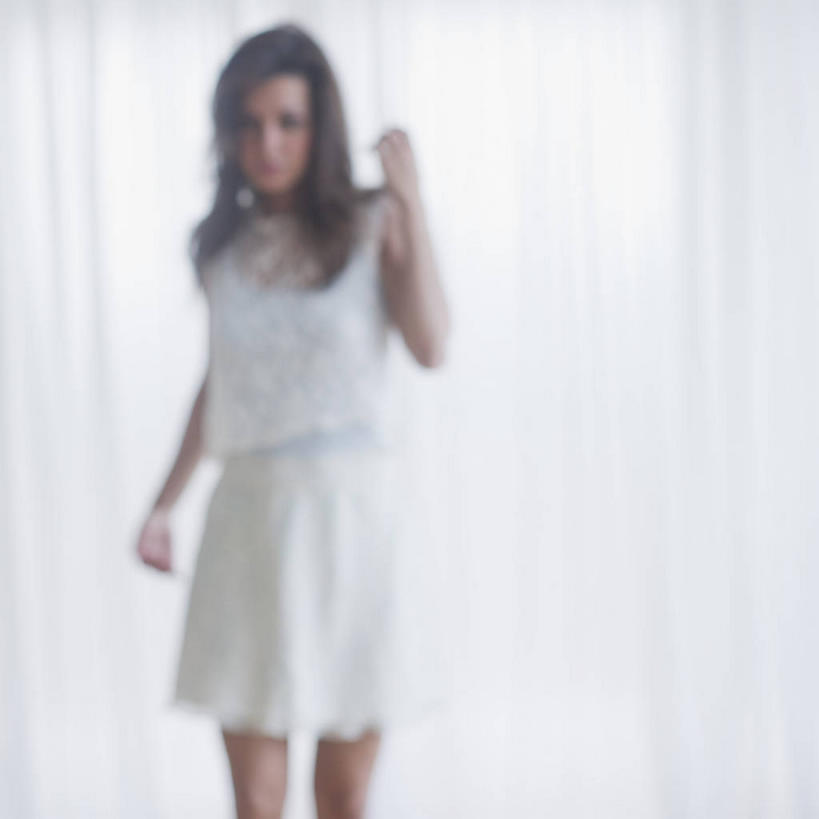 西方人,一个人,站,方图,室内,白天,正面,裙子,窗帘,欧洲,欧洲人,仅一个年轻女性,仅一个女性,仅一个人,阴影,连衣裙,服装,朦胧,模糊,装饰,反射,影子,注视,衣服,白色,帘子,观察,看,站着,遮阳,服饰,观看,华丽,修饰,点缀,察看,衣着,穿着,关注,衬托,美观,雅致,雅观,衣饰,年轻女性,女人,女性,白种人,站立,半身,彩图