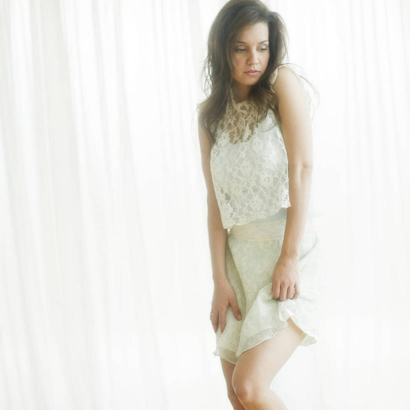 西方人,一个人,站,方图,室内,白天,正面,裙子,窗帘,欧洲,欧洲人,仅一个年轻女性,仅一个女性,仅一个人,阴影,连衣裙,服装,朦胧,模糊,装饰,反射,影子,扭头,注视,衣服,白色,帘子,观察,看,站着,转头,遮阳,服饰,观看,华丽,修饰,点缀,察看,衣着,穿着,关注,衬托,美观,雅致,雅观,衣饰,年轻女性,女人,女性,白种人,站立,半身,彩图