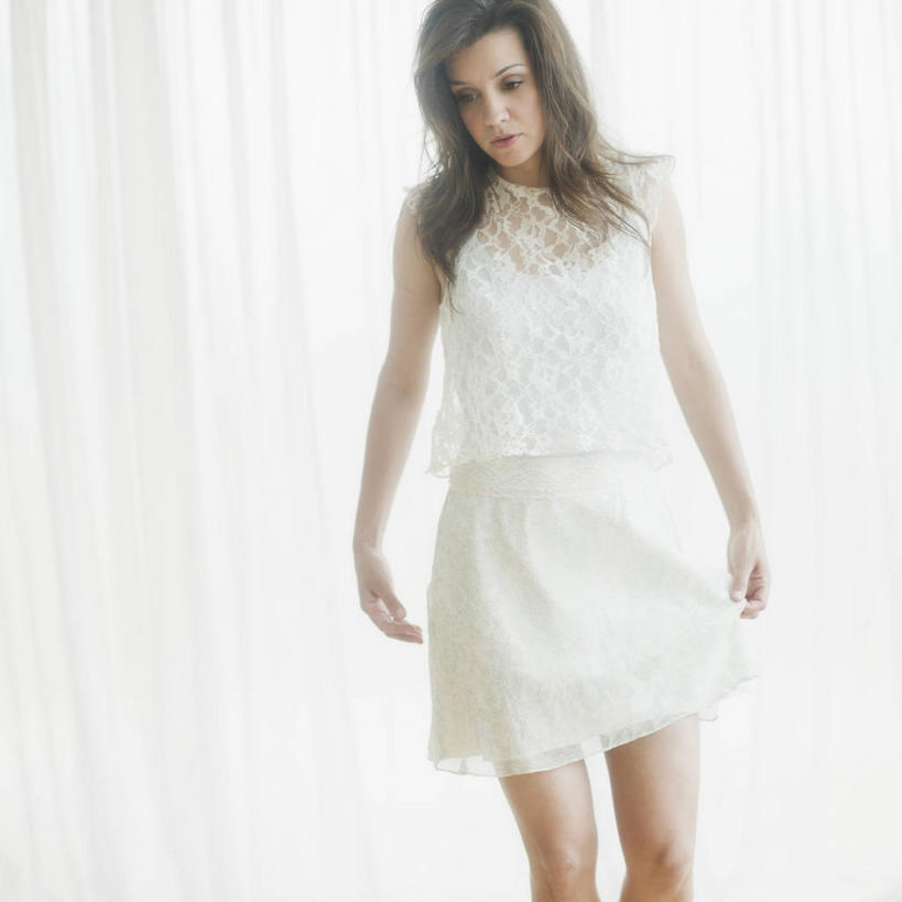 西方人,一个人,站,方图,室内,白天,正面,裙子,窗帘,欧洲,欧洲人,仅一个年轻女性,仅一个女性,仅一个人,阴影,连衣裙,服装,朦胧,模糊,装饰,反射,影子,注视,衣服,白色,帘子,低头,观察,看,站着,遮阳,服饰,观看,华丽,修饰,点缀,察看,衣着,穿着,关注,衬托,美观,雅致,雅观,垂头,衣饰,年轻女性,女人,女性,白种人,站立,半身,彩图