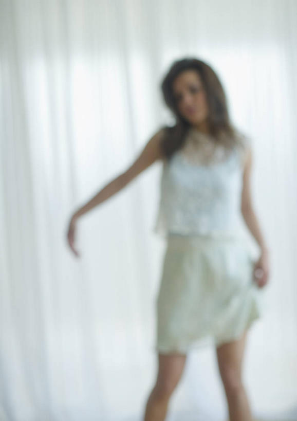 西方人,一个人,站,伸展双臂,竖图,室内,白天,正面,裙子,窗帘,欧洲,欧洲人,仅一个年轻女性,仅一个女性,仅一个人,阴影,连衣裙,服装,朦胧,模糊,装饰,反射,影子,注视,衣服,白色,帘子,观察,看,站着,遮阳,服饰,观看,华丽,修饰,点缀,察看,衣着,穿着,关注,衬托,美观,雅致,雅观,衣饰,年轻女性,女人,女性,白种人,敞开双臂,伸开双臂,展开双肩,站立,张开手臂,张开双臂,半身,彩图