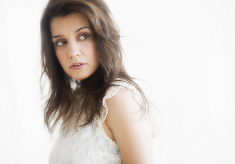 西方人,一个人,站,横图,室内,白天,白色背景,侧面,裙子,欧洲,欧洲人,仅一个年轻女性,仅一个女性,仅一个人,阴影,连衣裙,服装,反射,影子,扭头,注视,衣服,白色,观察,看,站着,转头,摄影,服饰,影棚,观看,察看,衣着,穿着,关注,衣饰,年轻女性,女人,女性,白种人,站立,半身,彩图,影棚拍摄,拍摄