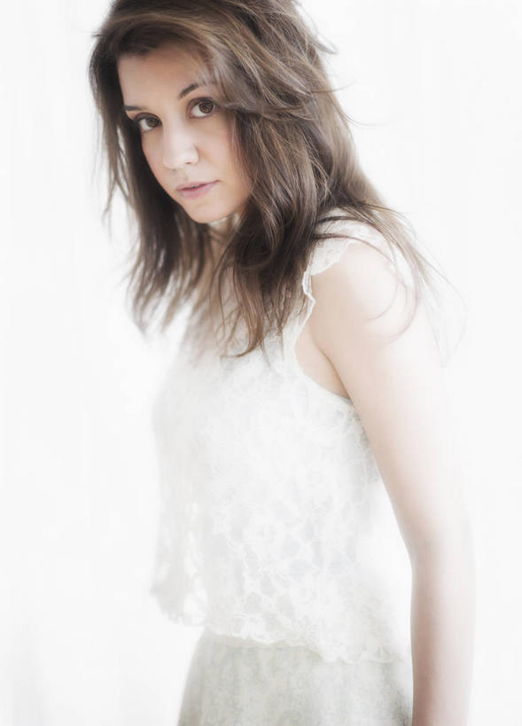 西方人,一个人,站,竖图,室内,白天,白色背景,侧面,裙子,欧洲,欧洲人,仅一个年轻女性,仅一个女性,仅一个人,阴影,连衣裙,服装,反射,影子,扭头,注视,衣服,白色,观察,看,站着,转头,摄影,服饰,影棚,观看,察看,衣着,穿着,关注,衣饰,年轻女性,女人,女性,白种人,站立,半身,彩图,影棚拍摄,拍摄