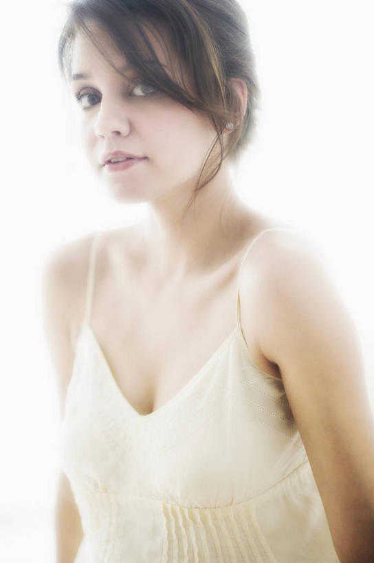 西方人,一个人,站,竖图,室内,白天,白色背景,正面,裙子,欧洲,欧洲人,仅一个年轻女性,仅一个女性,仅一个人,阴影,连衣裙,服装,反射,影子,注视,衣服,白色,观察,看,站着,摄影,服饰,影棚,观看,吊带裙,察看,衣着,穿着,关注,衣饰,年轻女性,女人,女性,白种人,站立,半身,彩图,影棚拍摄,拍摄