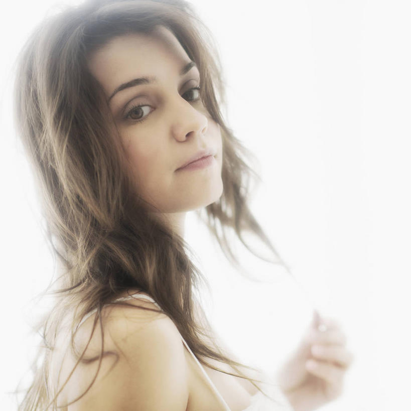 西方人,脸,头,脸颊,手,头发,一个人,笑,微笑,方图,室内,特写,白天,白色背景,侧面,吊带,欧洲,欧洲人,仅一个年轻女性,仅一个女性,仅一个人,阴影,服装,反射,影子,棕色,扭头,注视,吊带衫,肩膀,衣服,白色,观察,看,转头,手部,摄影,服饰,影棚,观看,单手,察看,衣着,穿着,关注,衣饰,年轻女性,女人,女性,白种人,头部,长发,卷发,脸部,脸蛋,面部,半身,彩图,影棚拍摄,拍摄