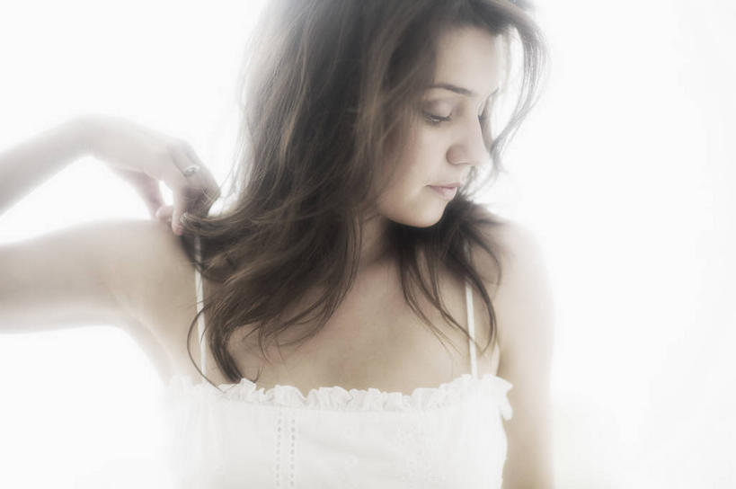 西方人,脸,头,脸颊,手,头发,一个人,横图,室内,特写,白天,白色背景,正面,吊带,欧洲,欧洲人,仅一个年轻女性,仅一个女性,仅一个人,阴影,服装,反射,影子,棕色,扭头,注视,吊带衫,肩膀,衣服,白色,观察,看,转头,手部,摄影,服饰,影棚,观看,单手,察看,衣着,穿着,关注,衣饰,年轻女性,女人,女性,白种人,头部,长发,卷发,脸部,脸蛋,面部,半身,彩图,影棚拍摄,拍摄