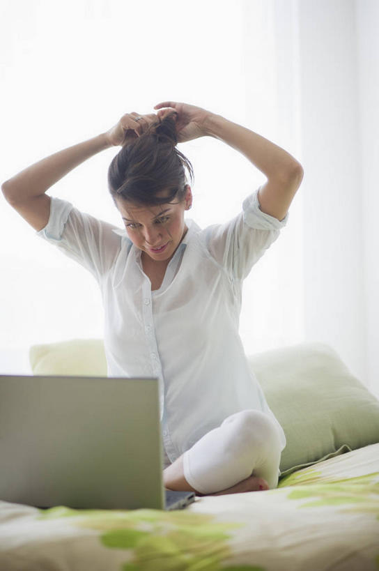 西方人,一个人,坐,举,盘腿,竖图,室内,白天,正面,电脑,笔记本电脑,床,靠垫,卧室,欧洲,欧洲人,仅一个年轻女性,仅一个女性,仅一个人,阴影,服装,反射,网络,影子,墙,双人床,床单,靠枕,注视,休闲装,通讯设备,被子,墙壁,墙面,衣服,白色,垫子,枕头,观察,看,托,休闲,休闲服,服饰,观看,察看,无线,被单,关注,通信设备,无线网络,无线上网,便携式电脑,手提电脑,年轻女性,女人,女性,白种人,举起,举手,举着,盘腿而坐,盘膝,盘着腿的,盘着腿坐,双腿交叉,向上举,向上伸,向上托,坐着,半身,彩图,睡房,卧房