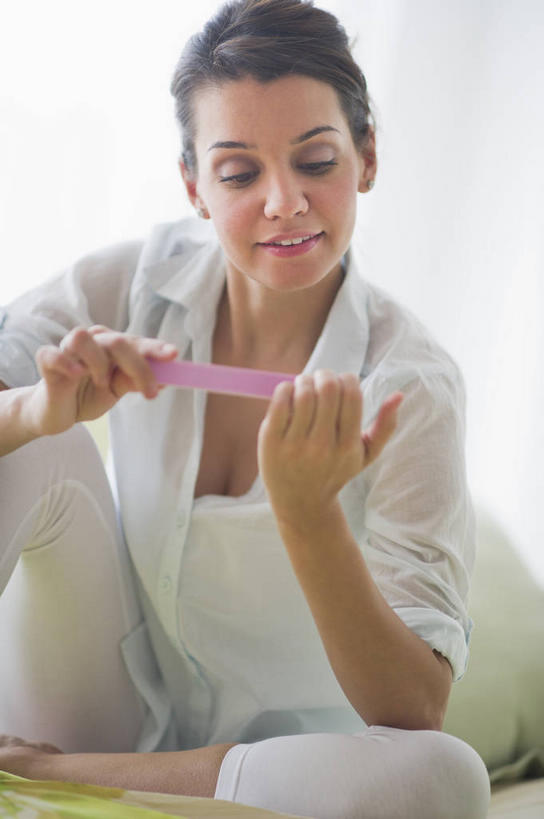 西方人,一个人,坐,笑,微笑,露齿笑,竖图,室内,白天,正面,床,卧室,金属制品,欧洲,欧洲人,仅一个年轻女性,仅一个女性,仅一个人,握,阴影,服装,反射,金属,工具,影子,墙,双人床,床单,拿,拿着,注视,休闲装,被子,墙壁,墙面,一个,衣服,粉色,白色,低头,观察,看,休闲,休闲服,美甲,握着,服饰,单个,锉刀,观看,察看,被单,关注,指甲锉,垂头,锉子,美甲工具,年轻女性,女人,女性,白种人,坐着,半身,彩图,睡房,卧房