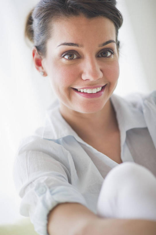 西方人,一个人,客厅,坐,笑,微笑,露齿笑,竖图,室内,白天,正面,沙发,欧洲,欧洲人,仅一个年轻女性,仅一个女性,仅一个人,阴影,服装,反射,影子,墙,注视,休闲装,墙壁,墙面,衣服,白色,观察,看,休闲,休闲服,服饰,抱膝,观看,察看,起居室,关注,布艺沙发,客堂,年轻女性,女人,女性,白种人,坐着,半身,彩图