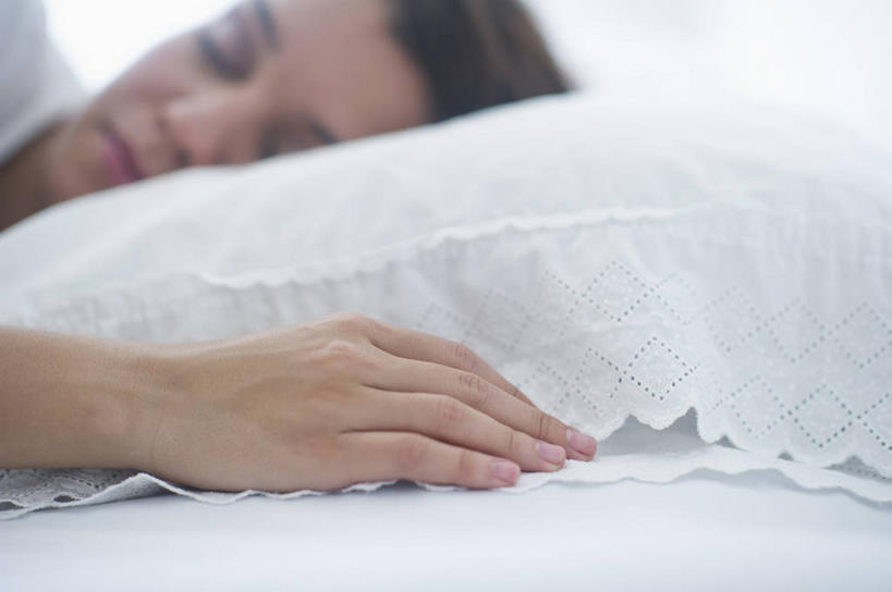 西方人,脸,头,脸颊,手,一个人,躺,闭眼,睡,横图,室内,特写,白天,正面,床,靠垫,卧室,欧洲,欧洲人,仅一个年轻女性,仅一个女性,仅一个人,阴影,服装,朦胧,模糊,反射,影子,双人床,床单,靠枕,休闲装,被子,衣服,白色,垫子,枕头,休闲,手部,休闲服,服饰,单手,被单,卧着,年轻女性,女人,女性,白种人,头部,脸部,脸蛋,面部,闭眼睛,闭着眼,闭着眼睛,困,困觉,寝息,睡觉,躺着,卧,半身,彩图,睡房,卧房