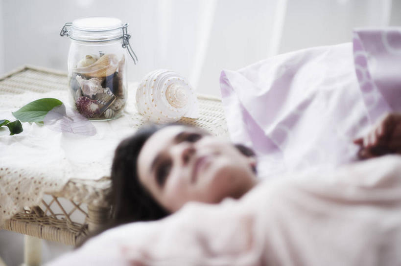 西方人,一个人,躺,笑,微笑,横图,俯视,室内,白天,床,柜子,卧室,玻璃,欧洲,欧洲人,仅一个年轻女性,仅一个女性,仅一个人,阴影,服装,朦胧,模糊,反射,影子,双人床,床单,注视,休闲装,被子,玻璃制品,一个,衣服,玻璃瓶,瓶子,床头柜,观察,看,休闲,休闲服,服饰,单个,观看,察看,被单,储存,关注,广口瓶,储备,蕴藏,贮备,卧着,年轻女性,女人,女性,白种人,躺着,卧,半身,彩图,高角度拍摄,睡房,卧房,贮存