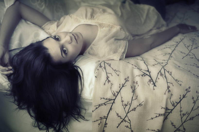 西方人,一个人,躺,举,笑,微笑,横图,俯视,室内,白天,床,卧室,欧洲,欧洲人,仅一个年轻女性,仅一个女性,仅一个人,阴影,服装,反射,影子,双人床,床单,注视,休闲装,被子,衣服,观察,看,托,休闲,休闲服,服饰,观看,察看,被单,关注,卧着,年轻女性,女人,女性,白种人,举起,举手,举着,躺着,卧,向上举,向上伸,向上托,半身,彩图,高角度拍摄,睡房,卧房