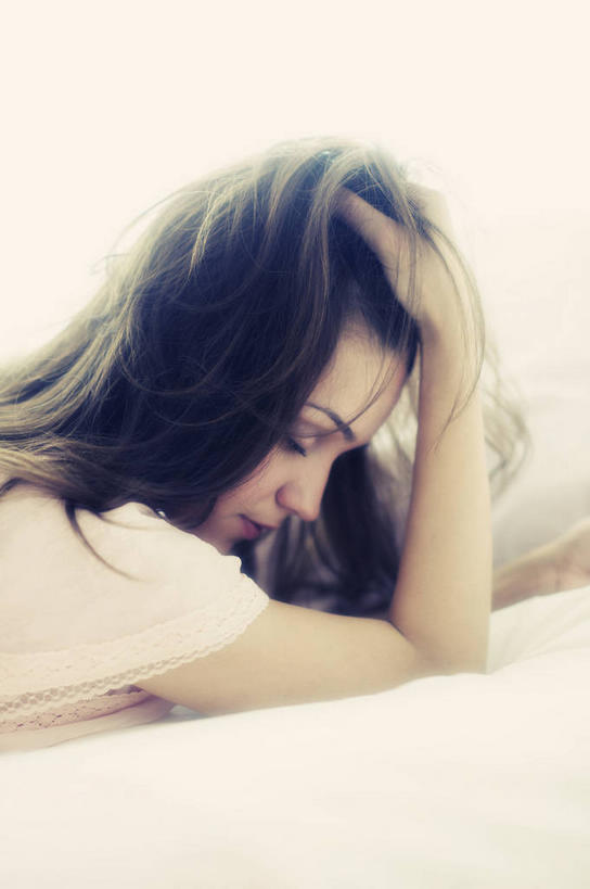 西方人,一个人,闭眼,竖图,室内,白天,侧面,床,卧室,欧洲,欧洲人,仅一个年轻女性,仅一个女性,仅一个人,撑,阴影,服装,反射,影子,双人床,床单,托腮,休闲装,被子,衣服,趴着,托,休闲,休闲服,服饰,被单,托下巴,单手托腮,年轻女性,女人,女性,白种人,闭眼睛,闭着眼,闭着眼睛,趴,半身,彩图,睡房,卧房