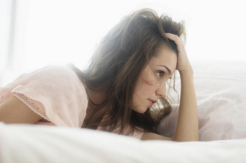 西方人,一个人,横图,室内,白天,侧面,床,卧室,欧洲,欧洲人,仅一个年轻女性,仅一个女性,仅一个人,撑,阴影,服装,反射,影子,双人床,床单,托腮,注视,休闲装,被子,衣服,观察,看,趴着,托,休闲,休闲服,服饰,观看,察看,被单,关注,托下巴,单手托腮,年轻女性,女人,女性,白种人,趴,半身,彩图,睡房,卧房