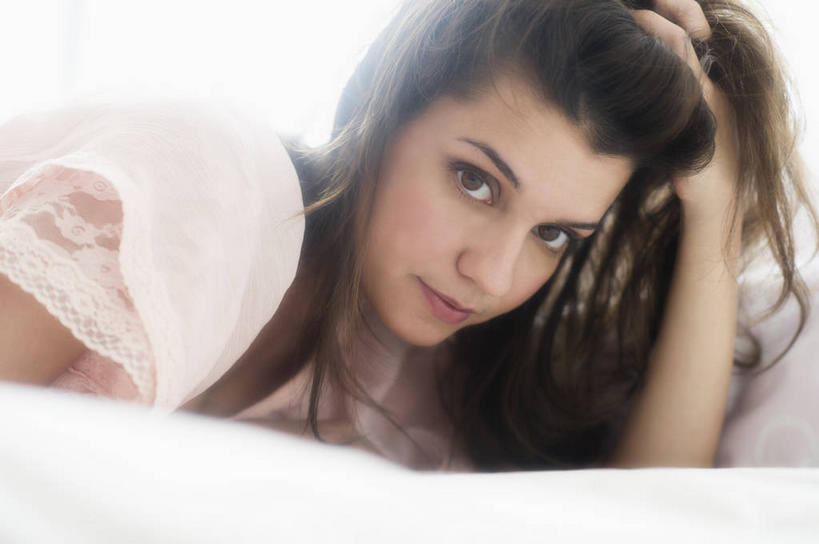 西方人,一个人,横图,室内,白天,侧面,床,卧室,欧洲,欧洲人,仅一个年轻女性,仅一个女性,仅一个人,撑,阴影,服装,反射,影子,双人床,床单,扭头,托腮,注视,休闲装,被子,衣服,观察,看,趴着,托,转头,休闲,休闲服,服饰,观看,察看,被单,关注,托下巴,单手托腮,年轻女性,女人,女性,白种人,趴,半身,彩图,睡房,卧房