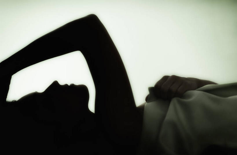 西方人,一个人,躺,举,闭眼,睡,横图,室内,白天,侧面,床,卧室,欧洲,欧洲人,仅一个年轻女性,仅一个女性,仅一个人,阴影,反射,影子,双人床,床单,背光,被子,托,摄影,影棚,被单,逆光,卧着,年轻女性,女人,女性,白种人,闭眼睛,闭着眼,闭着眼睛,举起,举手,举着,困,困觉,寝息,睡觉,躺着,卧,向上举,向上伸,向上托,半身,彩图,影棚拍摄,拍摄,睡房,卧房