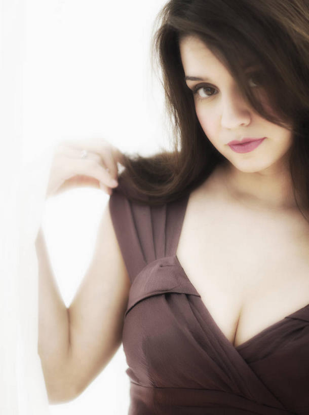 西方人,一个人,站,笑,摸,微笑,竖图,室内,白天,白色背景,正面,欧洲,欧洲人,仅一个年轻女性,仅一个女性,仅一个人,抚摸,阴影,服装,朦胧,模糊,反射,影子,注视,休闲装,衣服,观察,看,站着,休闲,休闲服,摄影,服饰,影棚,观看,察看,关注,年轻女性,女人,女性,白种人,触摸,接触,站立,半身,彩图,影棚拍摄,拍摄