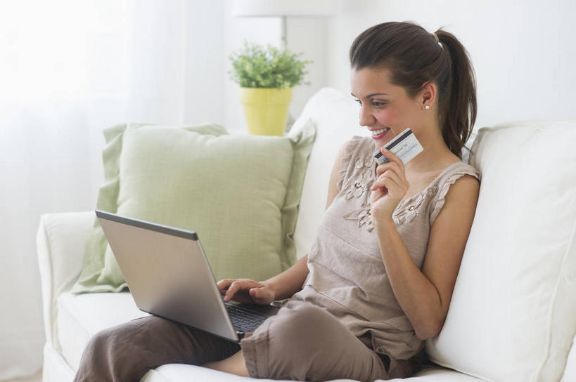 西方人,一个人,客厅,坐,笑,微笑,露齿笑,横图,室内,白天,侧面,信用卡,电脑,笔记本电脑,植物,靠垫,沙发,欧洲,欧洲人,仅一个年轻女性,仅一个女性,仅一个人,敲打,握,阴影,服装,朦胧,模糊,反射,网络,盆栽,影子,靠枕,盆景,拿,拿着,注视,休闲装,输入,通讯设备,衣服,绿色,自然,垫子,枕头,打字,观察,看,休闲,休闲服,卡,握着,储蓄卡,服饰,生长,成长,观看,点击,敲击,察看,无线,起居室,关注,通信设备,无线网络,布艺沙发,无线上网,便携式电脑,客堂,银行卡,按键,手提电脑,年轻女性,女人,女性,白种人,坐着,半身,彩图