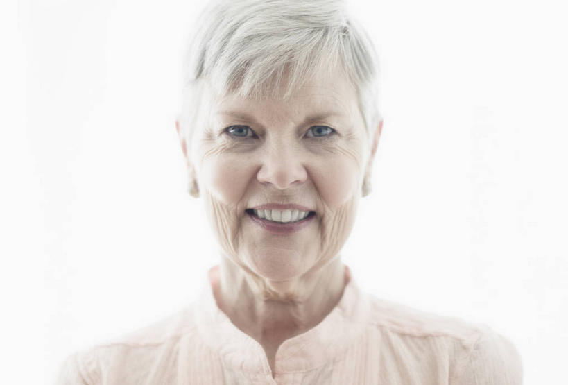 西方人,脸,头,脸颊,脖子,头发,一个人,站,笑,微笑,露齿笑,横图,室内,特写,白天,白色背景,正面,欧洲,欧洲人,仅一个女性,仅一个人,阴影,服装,反射,影子,注视,休闲装,肩膀,装饰品,衣服,白色,耳环,饰品,首饰,观察,看,站着,休闲,休闲服,摄影,服饰,仅一个老年女性,影棚,观看,察看,关注,耳饰,老年女性,女人,女性,白种人,头部,直发,脖,颈,颈部,脸部,脸蛋,面部,站立,半身,彩图,影棚拍摄,拍摄,短发